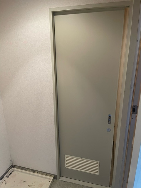 ロイヤルコート102トイレドア施工前