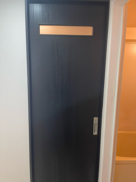 ロイヤルコート102トイレドア施工後